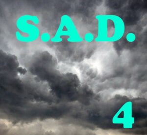 S.A.D. 4 est écrit en tuquoise, sur un ciel de gros nuages sombres